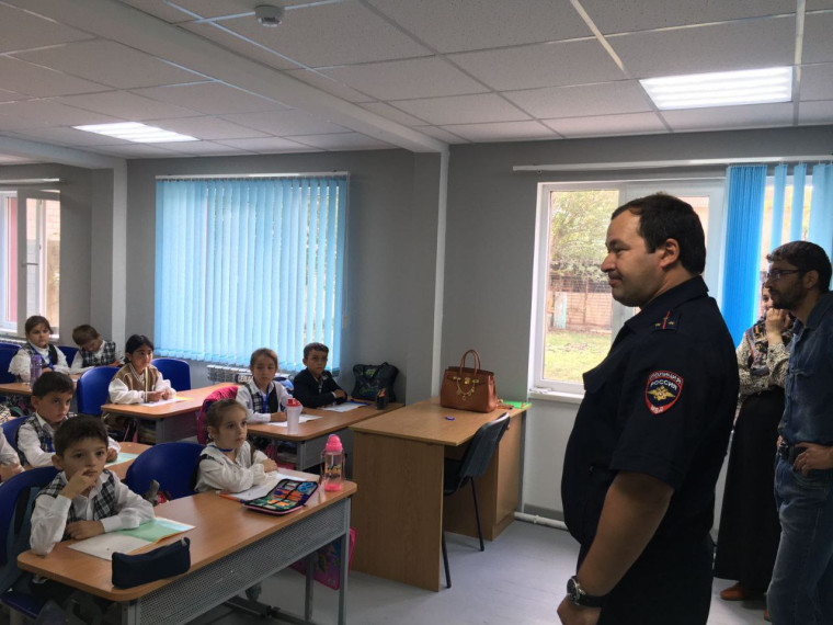 Прошли классные часы  в начальных классах на тему « Безопасное движение на дороге».