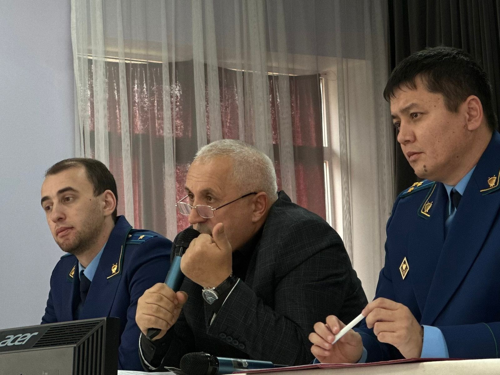 Ежегодно 3 декабря в  ГКОУ РД «Бабаюртовская средняя школа – интернат №11» отмечается День юриста — профессиональный праздник тех, кто обеспечивает правопорядок, защищает права и свободы граждан, а также занимается развитием правовой системы страны..