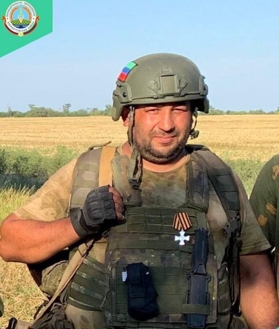 В День защитника Отечества директор ГКОУ РД « Бабаюртовская средняя школа-интернат 11» Омаров Ибрагим Магомедович посетил семью Адилова Адиля Хасановича-участника специальной военной операции..